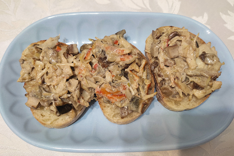 Брускетта с крабом