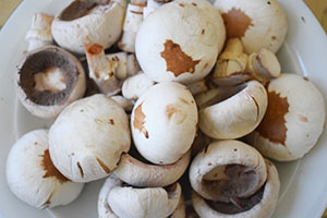 Чистим шампиньоны