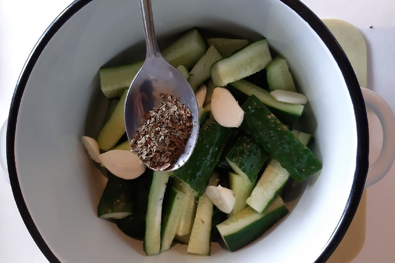 Добавить базилик и чеснок