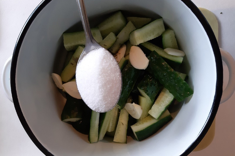 Добавить соль и специи