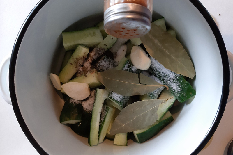 Добавить соль и специи