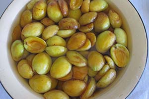 Добавляем абрикосы в сироп