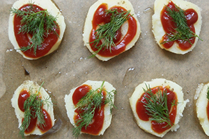 Добавляем кетчуп и укроп