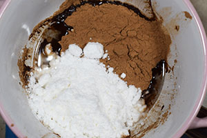 Добавляем сухие ингредиенты