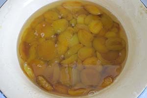 Достаём абрикосы из сиропа