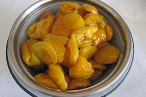 Достаём абрикосы из сиропа