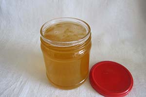 Достаём абрикосы из сиропа