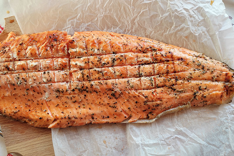 Форель на решетке