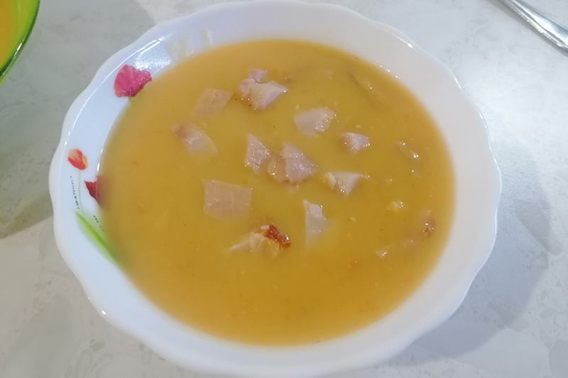 Гороховый суп-пюре с копченостями