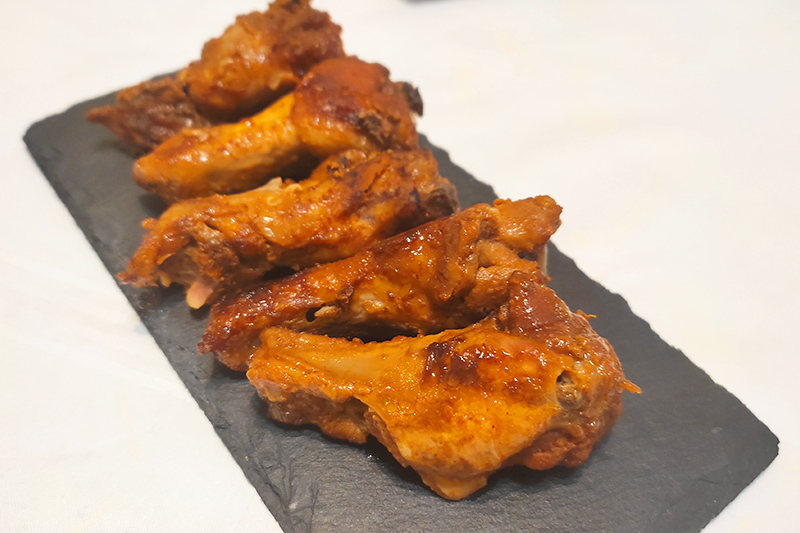 Крылышки в медово-горчичном соусе на сковороде