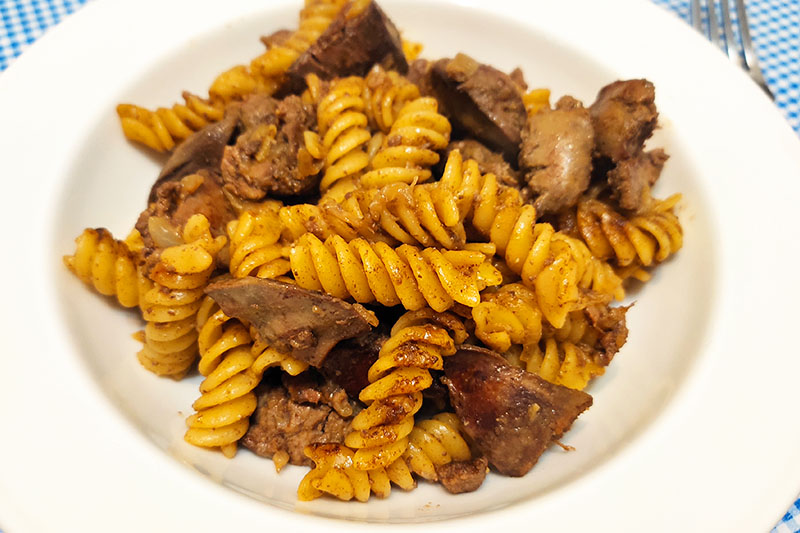 Куриная печень с макаронами