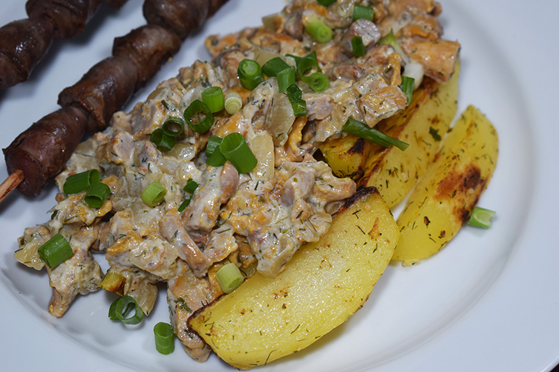 Лисички в сливках