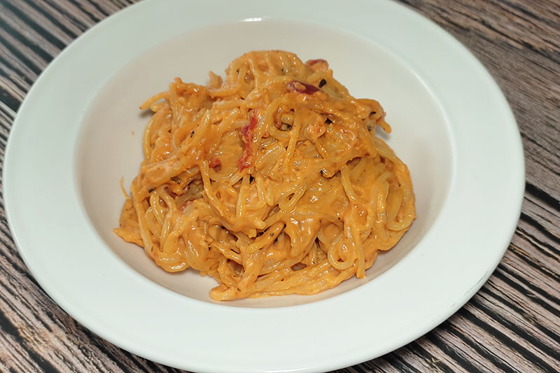 Макароны на сковороде в томатном соусе