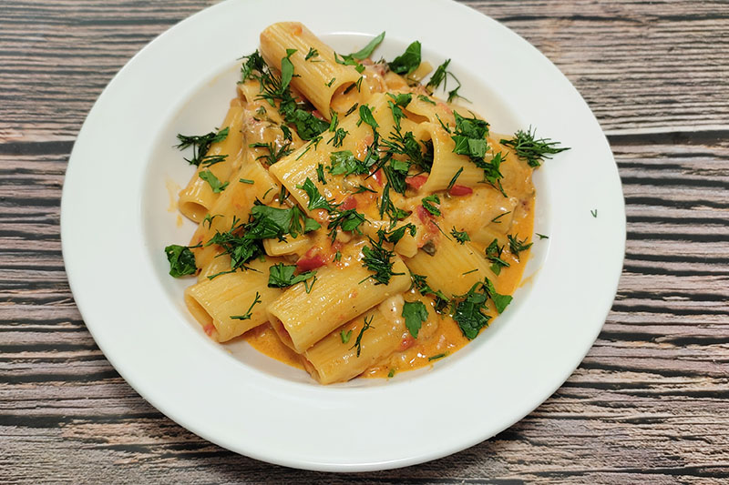 Макароны с томатным соусом на сковороде