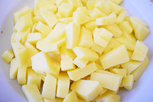 Нарезаем картофель