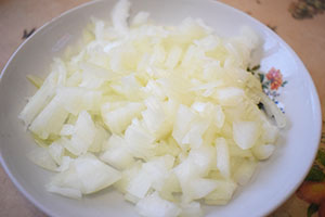 Нарезаем лук