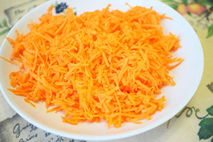 Натираем морковь