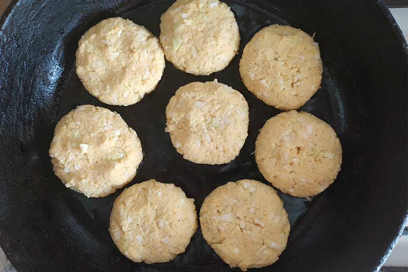 Обжарить котлеты