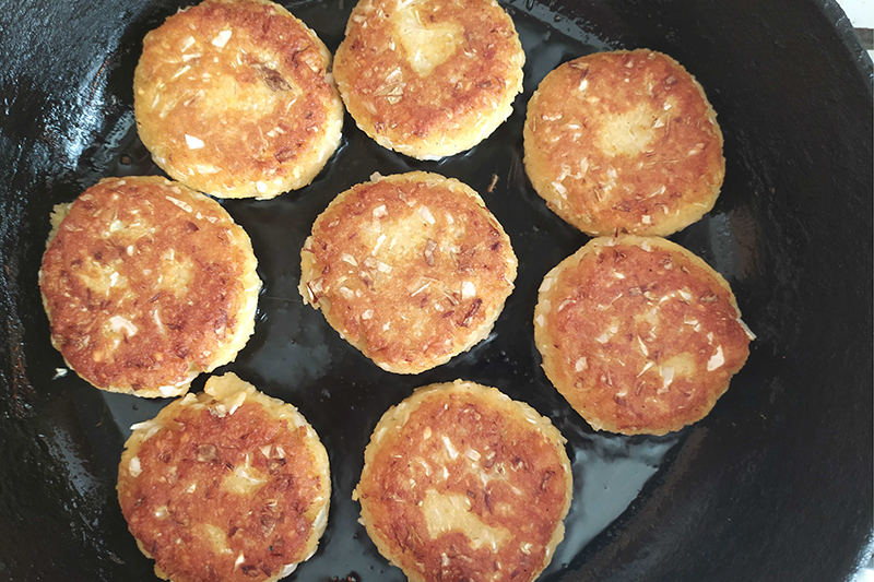 Обжарить котлеты