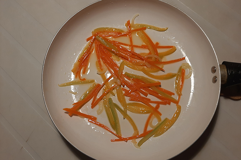 Обжарить овощи