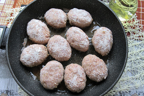 Обжариваем котлеты