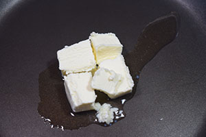 Обжариваем лук и грибы