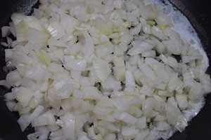 Обжариваем лук и грибы