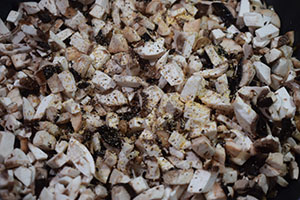 Обжариваем лук и грибы