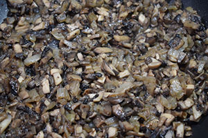 Обжариваем лук и грибы