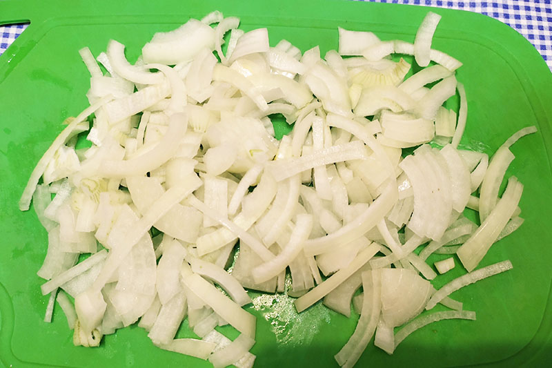 Обжариваем лук и грибы