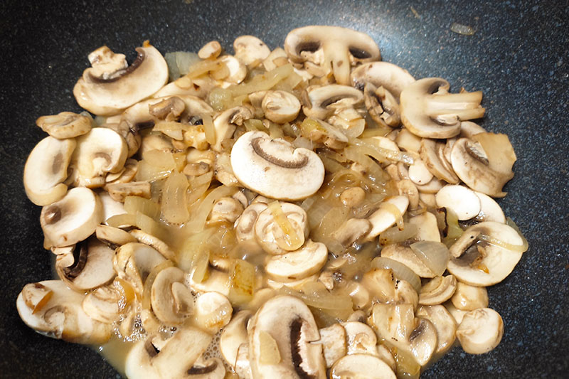 Обжариваем лук и грибы