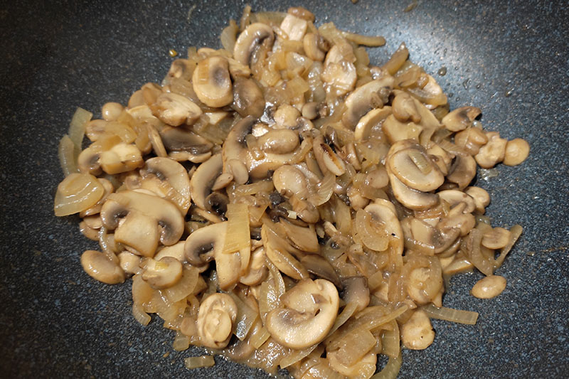 Обжариваем лук и грибы