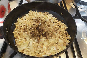 Обжариваем начинку