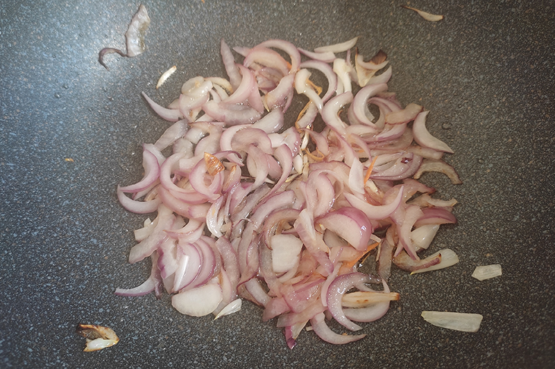 Обжарка овощей и курицы