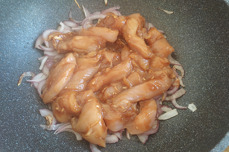 Обжарка овощей и курицы