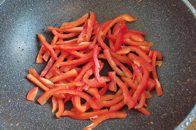 Обжарка овощей и курицы