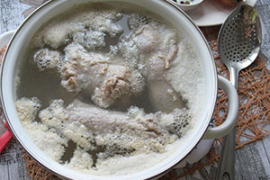 Очищаем бульон