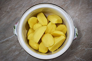 Отвариваем картофель