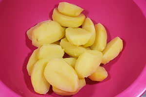 Отвариваем картофель