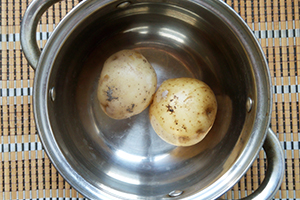 Отвариваем картофель