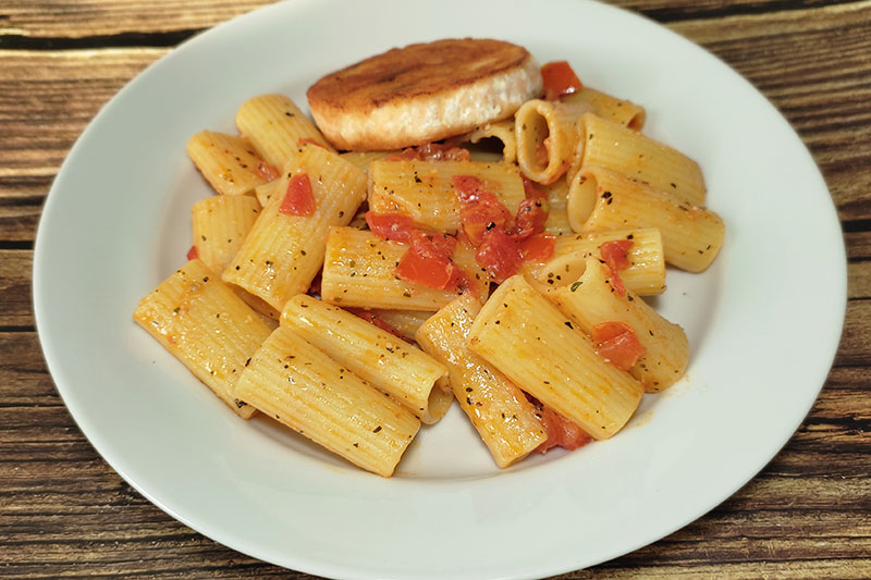 Паста с томатами и базиликом