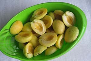 Подготавливаем абрикосы