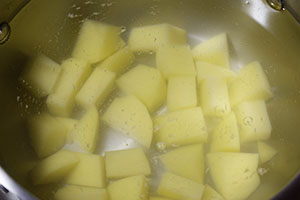 Подготавливаем картофель