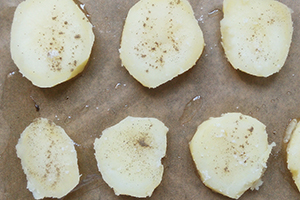 Подготавливаем картофельные слайсы