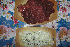 Подготавливаем печень и лук