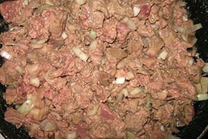 Подготавливаем печень и лук