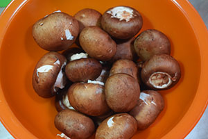 Подготавливаем шампиньоны