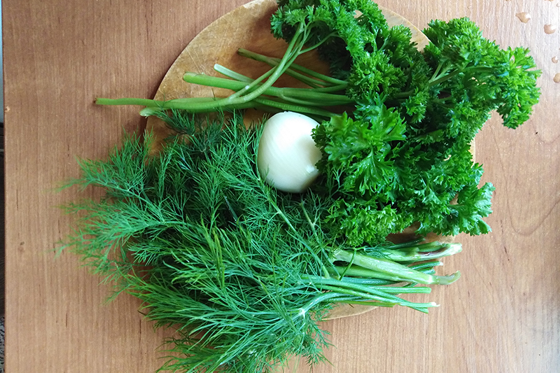 Подготовить зелень и лук