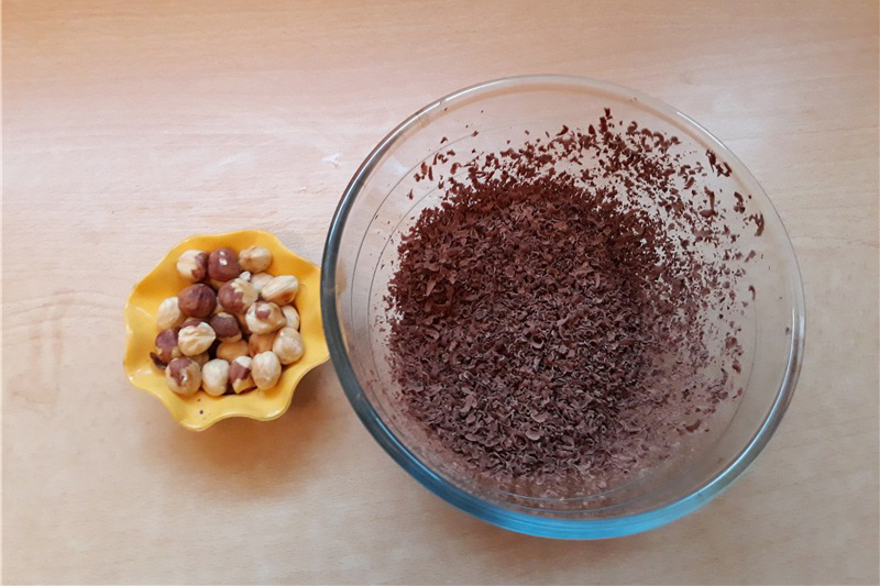 Подготовка шоколада и орехов