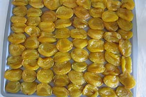 Подсушиваем абрикосовые дольки